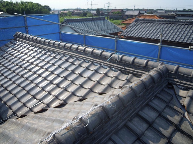 名古屋市名東区で桟葺き工法で瓦屋根の葺き替え工事！端部の仕上げや棟・谷板金の取り付け